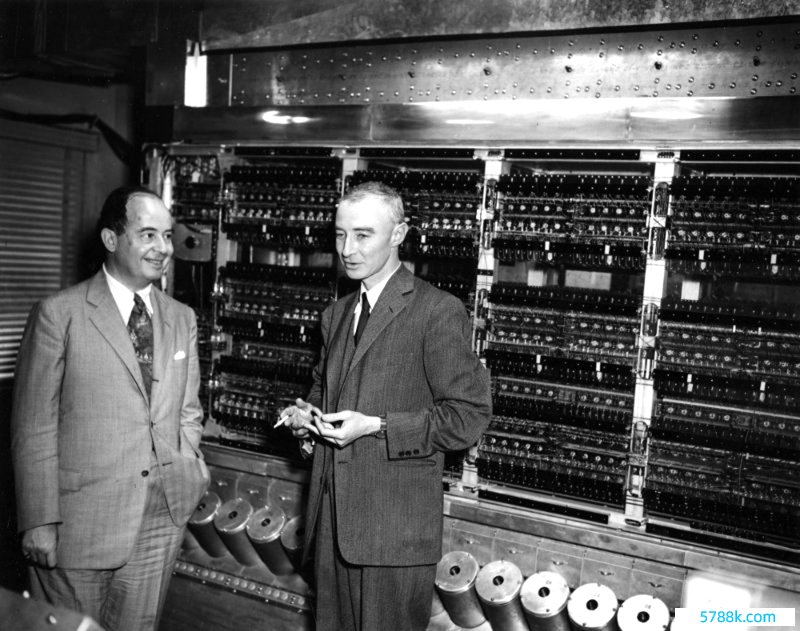 冯·诺伊曼（左）与奥本海默（右），后头是由冯·诺伊曼主导遐想和督造的早期通用盘算推算机EDVAC